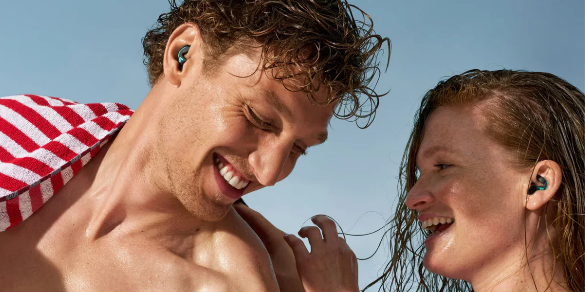 Verano, agua y oídos: cómo disfrutar la playa y la piscina sin problemas auditivos