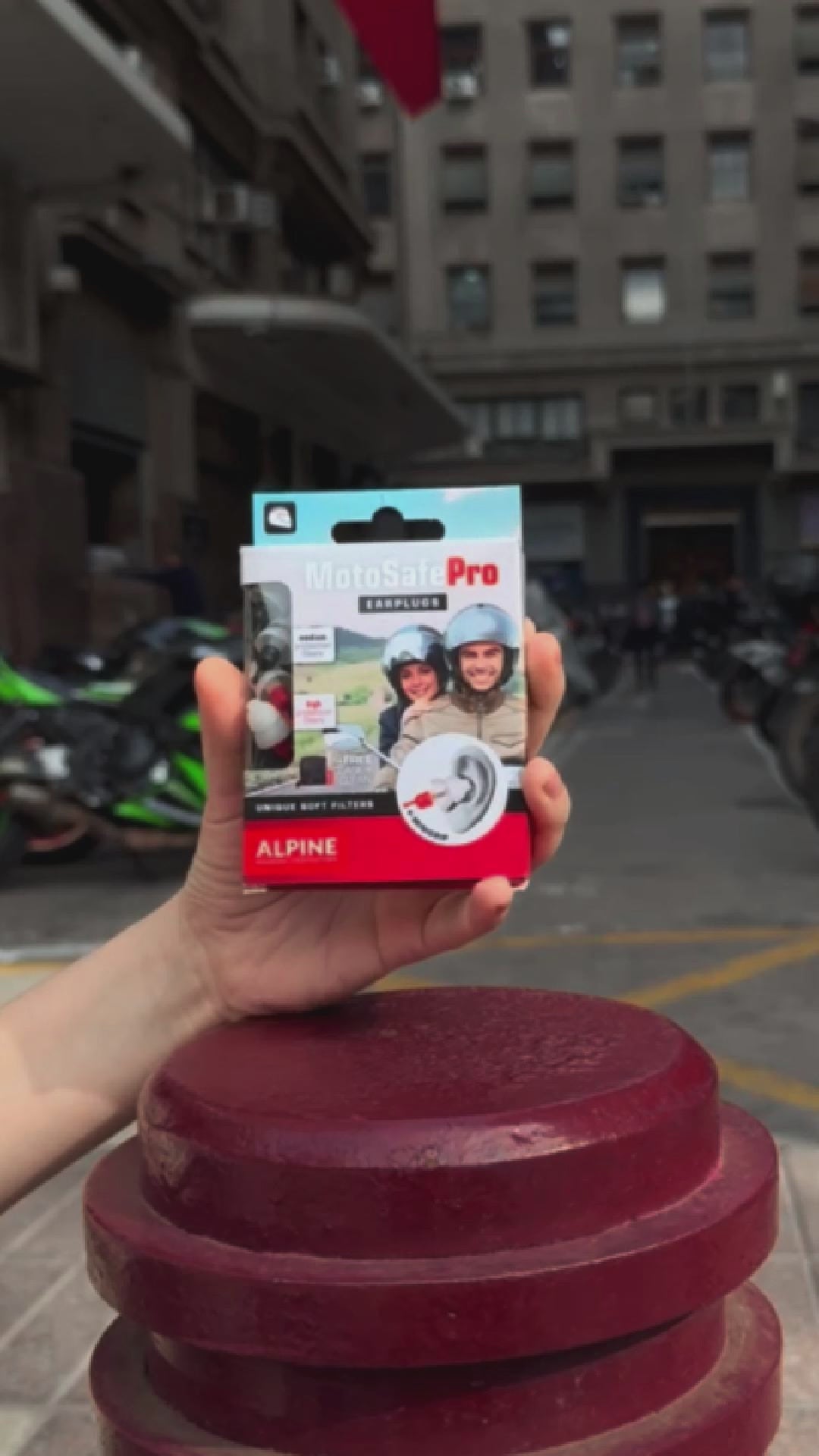 Cargar video: Unboxing del protector auditivo MotoSafe Pro. Se muestra lo que incluye la caja: earplugs, estuche, spray.